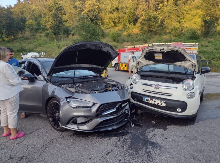 Una colisión entre dos vehículos causa varios heridos en Lousame (A Coruña)