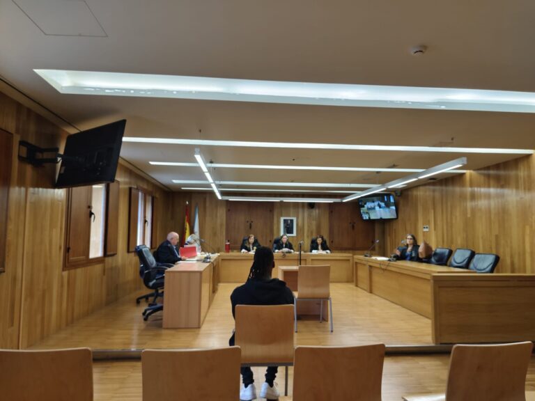 Un acusado de arrancarle a otro parte de un dedo de un mordisco durante una pelea en Foz alega defensa propia