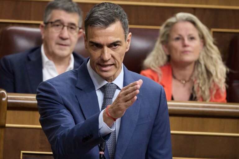 Sánchez afea a Feijóo en el Congreso que Rueda mantuvo al exconselleiro Villares pese a la denuncia de agresión sexual