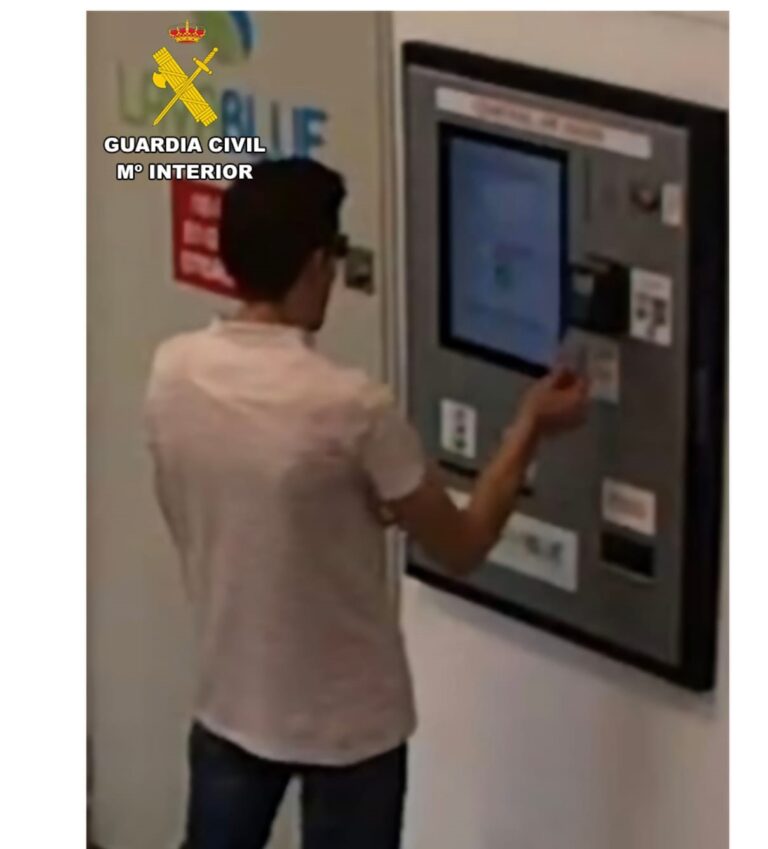 Detienen a un vecino de Ourense de 39 años por forzar un coche para robar una cartera y utilizar sus tarjetas bancarias