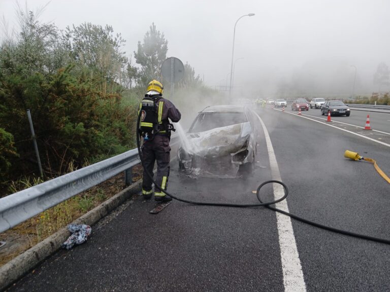 Arde un vehículo en la salida del aeropuerto de Alvedro en la AC-14, en Culleredo (A Coruña)