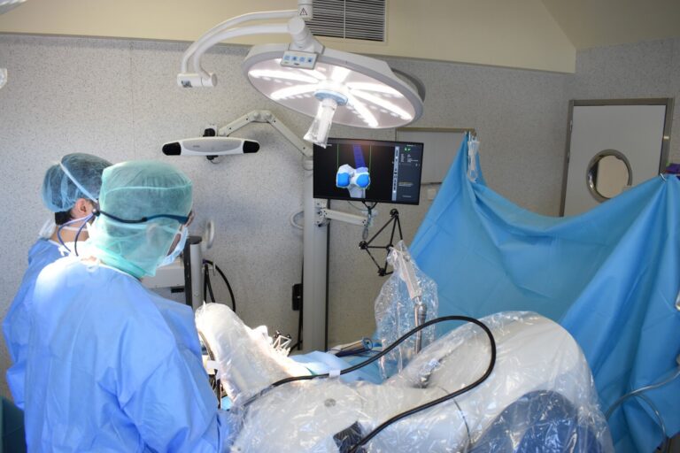 El servicio de Traumatología de HM Rosaleda comienza a utilizar el robot MAKO también en cirugías de prótesis de cadera