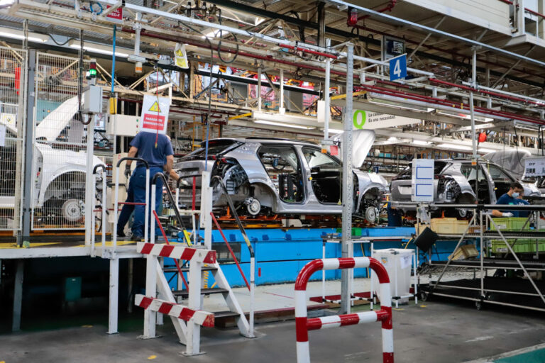 La facturación de la industria cae un 1,2% en abril en Galicia, frente al descenso del 7% de la media