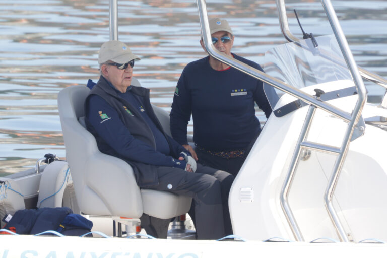Juan Carlos I abandona Sanxenxo tras pasar seis días y recibir la visita de la infanta Margarita y de sus sobrinos