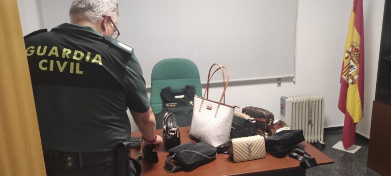 Investigado un vecino de Ourense por vender bolsos falsificados en Sarria (Lugo)
