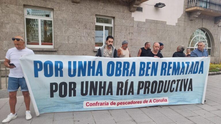 Pesca.-Mariscadores de la ría de O Burgo urgen una «solución» mientras no puedan faenar: «La situación es asfixiante»