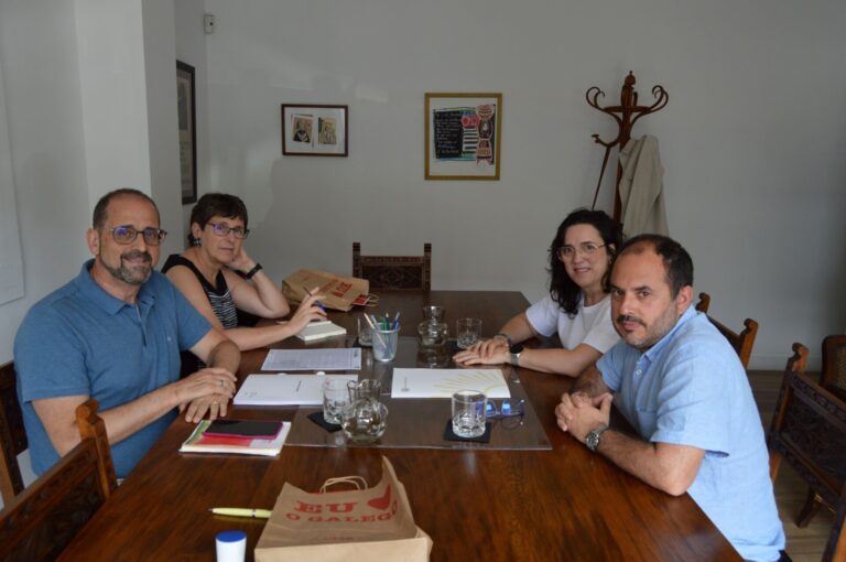 El presidente de la Real Academia Galega se reúne con responsables de A Mesa pola Normalización Lingüística