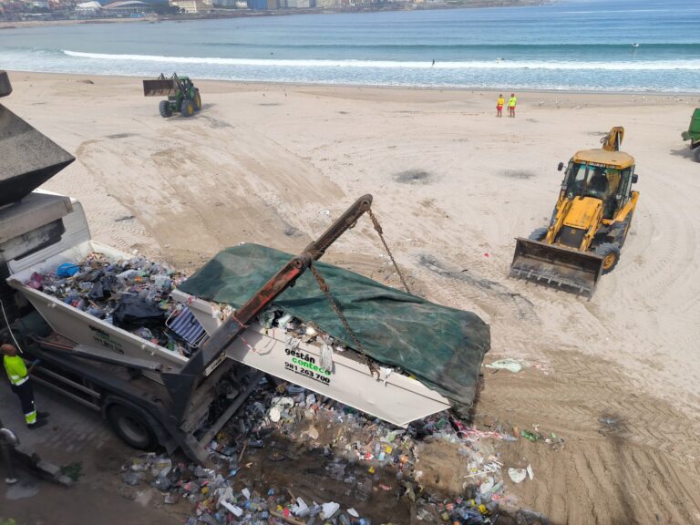 Completa normalidad en las playas de A Coruña, de donde se retiraron 44 toneladas de basura tras la noche de San Juan