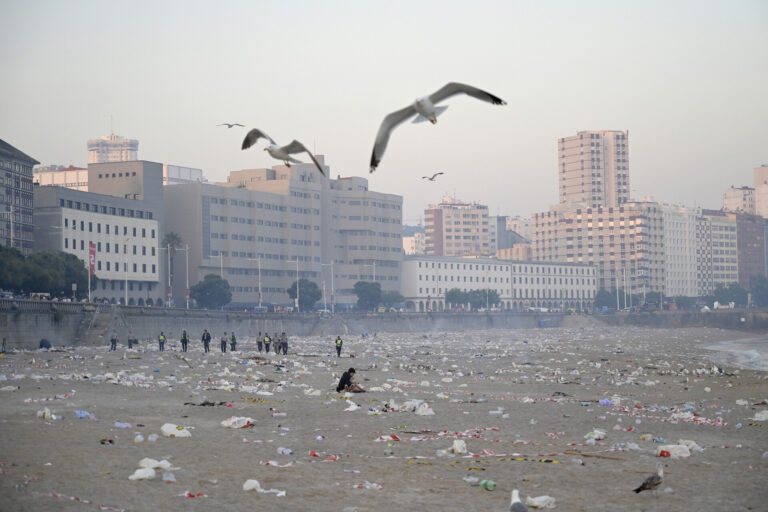 La alcaldesa de A Coruña, sobre las 44 toneladas de basura tras el San Juan: «Es lamentable, tomaremos medidas»