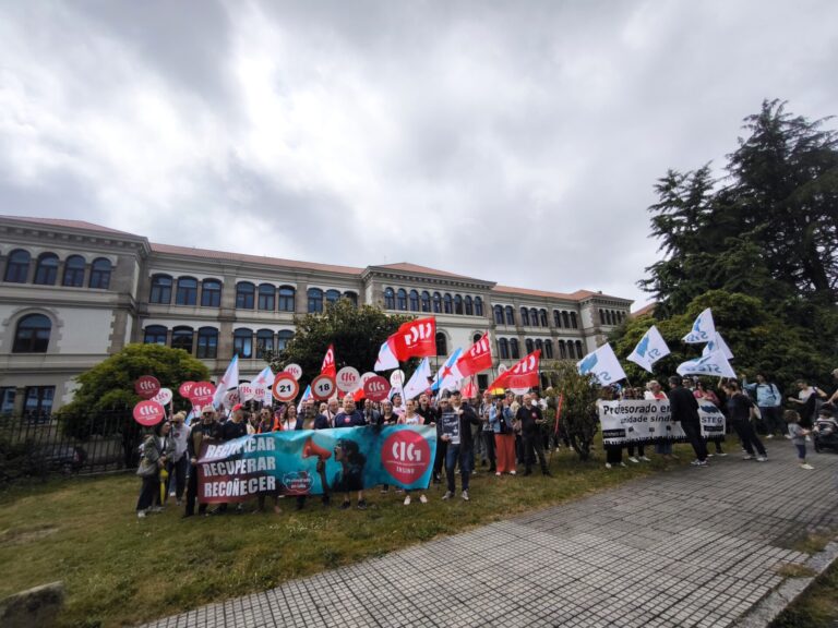La CIG se concentra ante la Xunta para reivindicar derechos «arrebatados» al profesorado y no descarta una huelga