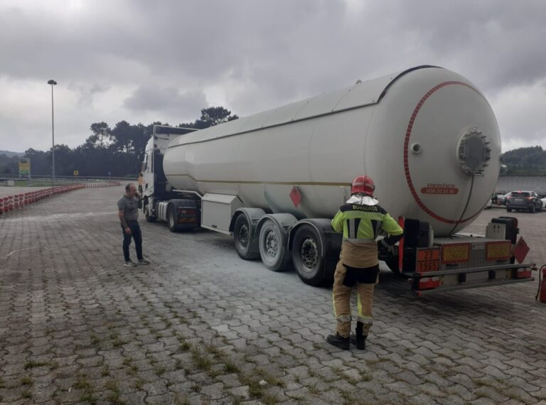Un camión de mercancías peligrosas sufre un incendio en la AP-9, en Teo (A Coruña)