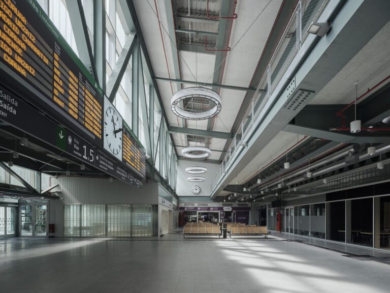 La nueva entrada a la estación de tren de Santiago abre este jueves, con un vestíbulo el triple de grande