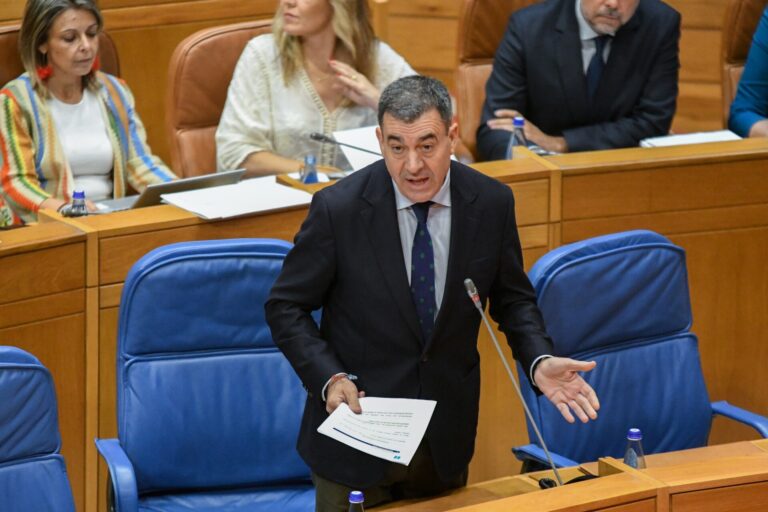 Pleno.- BNG pide rectificar la «neutralidad ideológica» y el conselleiro defiende: «Es la base del pensamiento crítico»