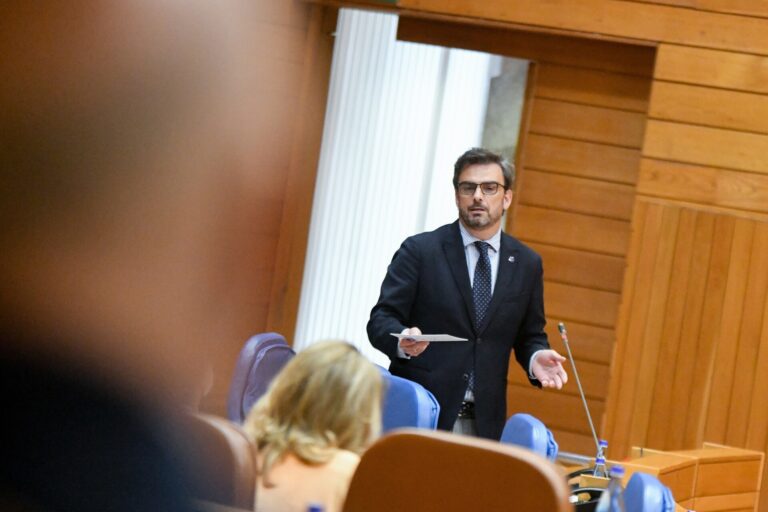 Pleno.- PSdeG alerta de «desertización» del rural y la Xunta responde que «cómo no» si «se eliminan paradas del AVE»