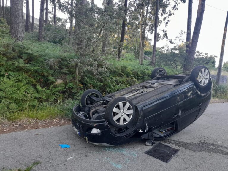 Heridas dos personas tras volcar su vehículo en Ribeira (A Coruña)