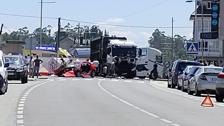 Evacuadas cinco personas, una de ellas en helicóptero, tras colisionar un turismo y un camión en Cerceda (A Coruña)
