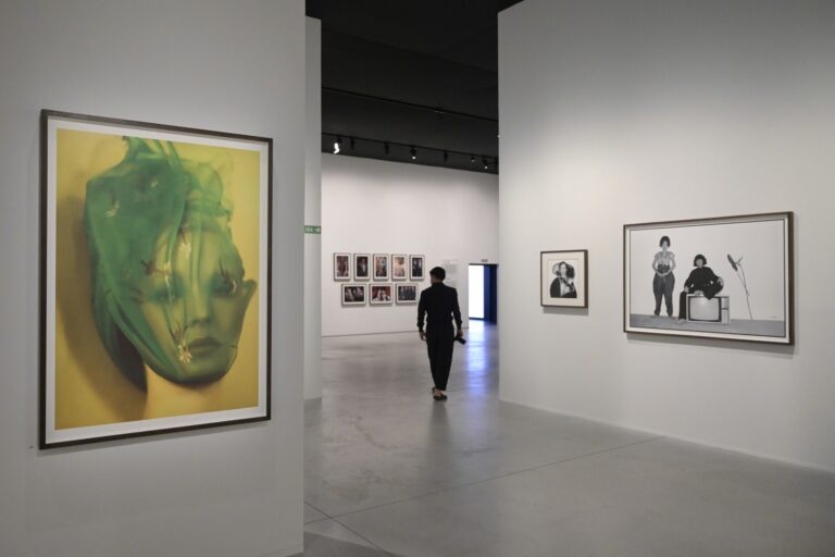 FOTO: La Fundación Marta Ortega acerca al público la obra de David Bailey en una exposición en A Coruña