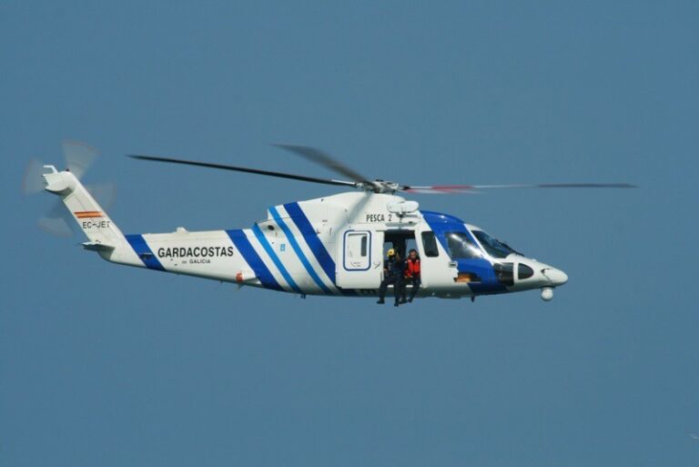 Evacuado en helicóptero un bañista tras ser rescatado inconsciente en la desembocadura del río Miñor en Baiona