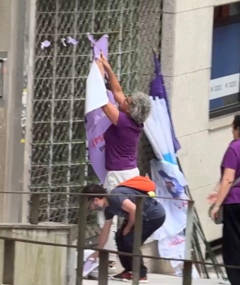 El PP de Santiago denuncia ante comisaría las protestas realizadas en su sede por el caso Villares por «vandalismo»