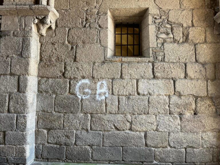 Aparece un grafiti en el arco del Pazo de Xelmírez, pegado a la Catedral de Santiago