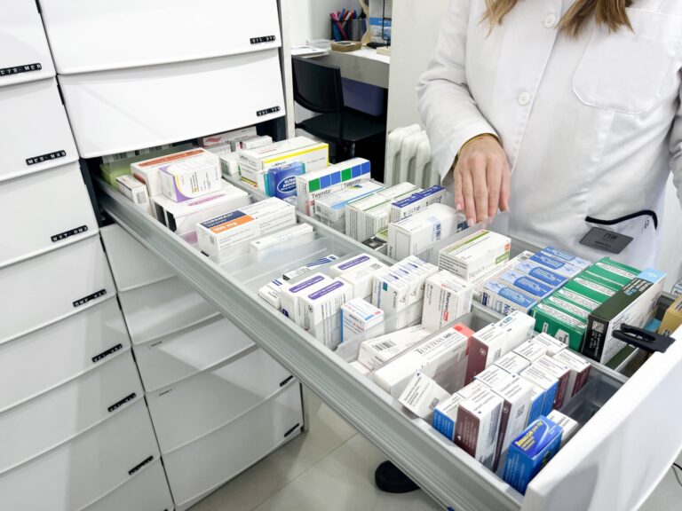 La entrega de medicamentos a domicilio se realizará a todas las personas dependientes, que deberán solicitarlo