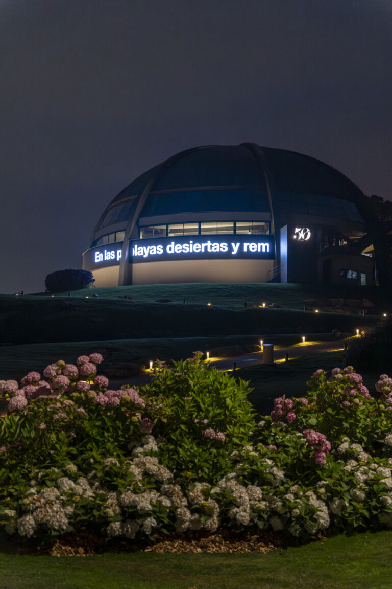 Zara inaugura en A Coruña una gran instalación cinética de la artista Es Devlin por su 50 aniversario
