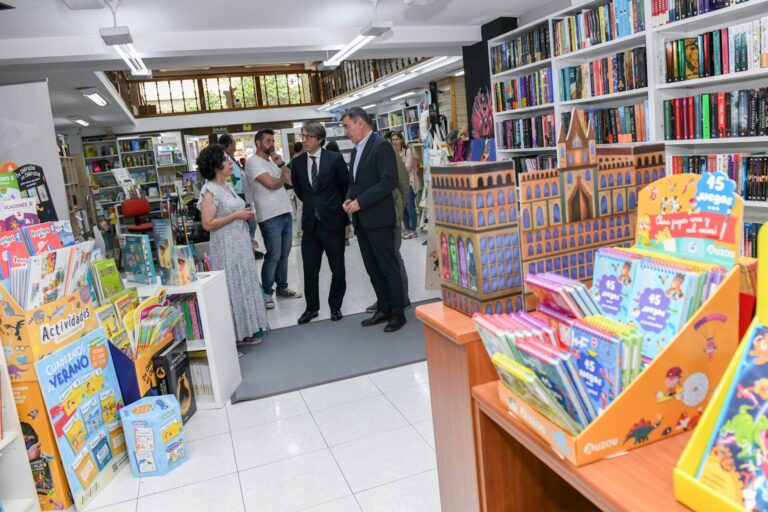 Familias con rentas de 10.000 a 30.000 euros per cápita ya pueden guardar facturas de material escolar para desgravar