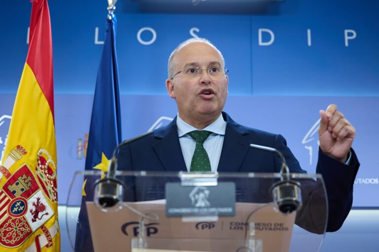 Feijóo elige a Tellado como nuevo secretario general del PP y Ester Muñoz será la nueva portavoz en el Congreso