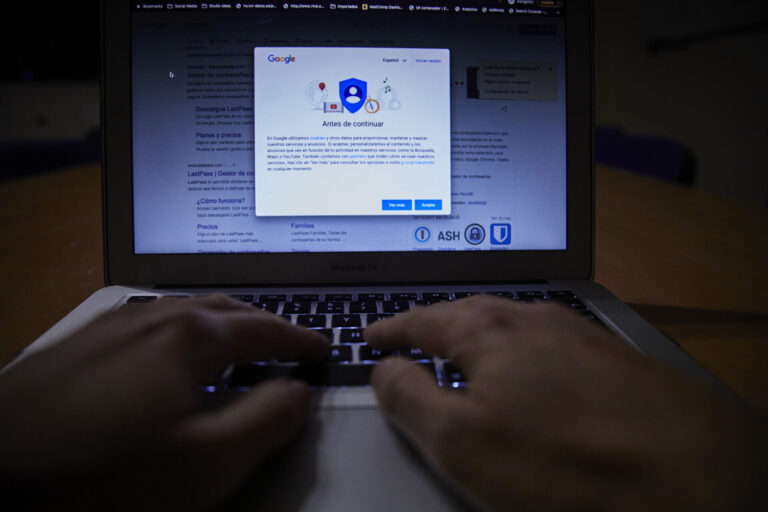 Detenidas dos personas en Santiago y Monforte al desarticular un grupo que extorsionaba clientes de webs de contactos