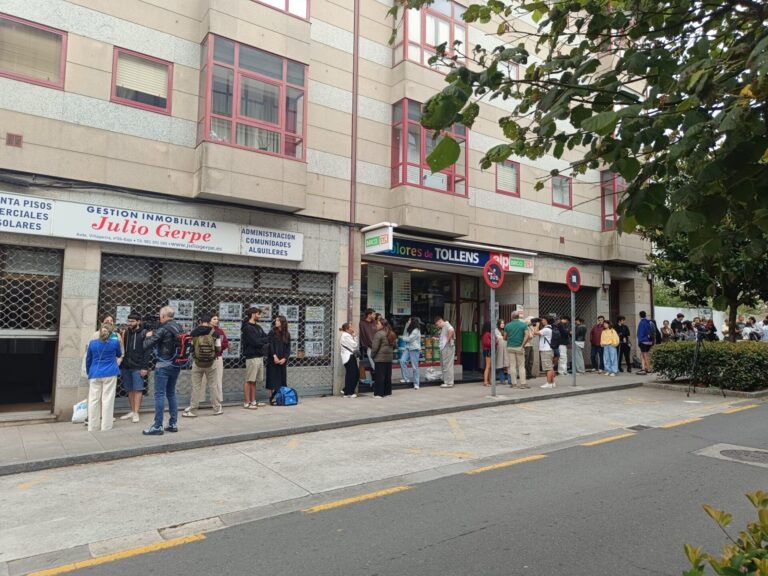 Decenas de jóvenes hacen cola desde la madrugada para conseguir piso en Santiago: «Aunque madrugues no lo aseguras»