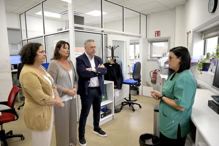 El conselleiro de Sanidade niega reducción de camas en hospitales y afirma que están disponibles «el cien por cien»