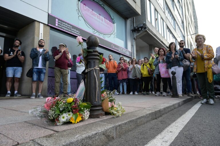 Un minuto de silencio y una ofrenda floral recuerdan en A Coruña a Samuel Luiz en el aniversario de su asesinato