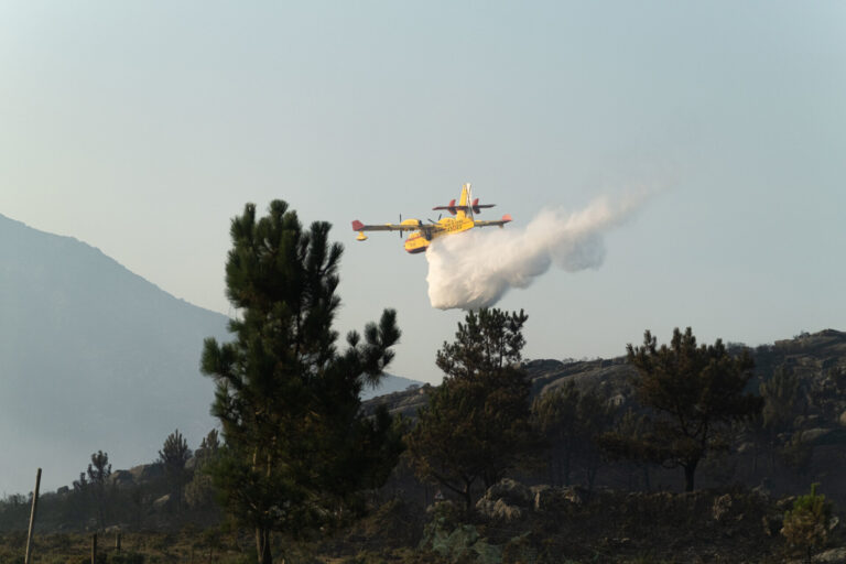 Rural.- Activos dos incendios en Xinzo y Carballeda (Ourense)