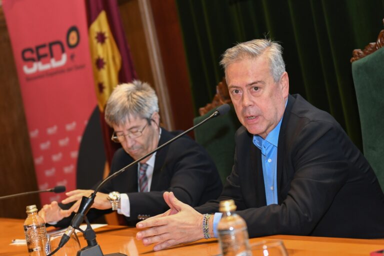 Sanidade, ante las críticas por la falta de médicos: «En vez de estar protestando siempre por lo mismo, hay que ayudar»