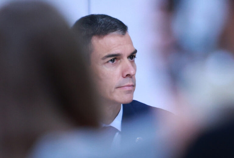 Sánchez traslada a las responsables de Igualdad del PSOE que se cambiará el Código Ético para expulsar a los ‘puteros’