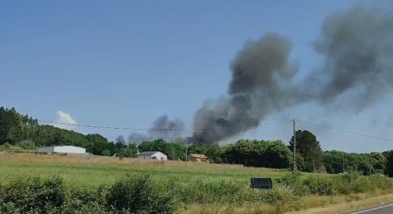 Extinguido el incendio declarado este viernes en una nave de colchones en Palas de Rei (Lugo)