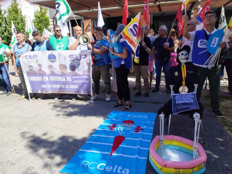 Agentes y funcionarios denuncian en una concentración las condiciones «extremas» de calor en la Comisaría de Vigo