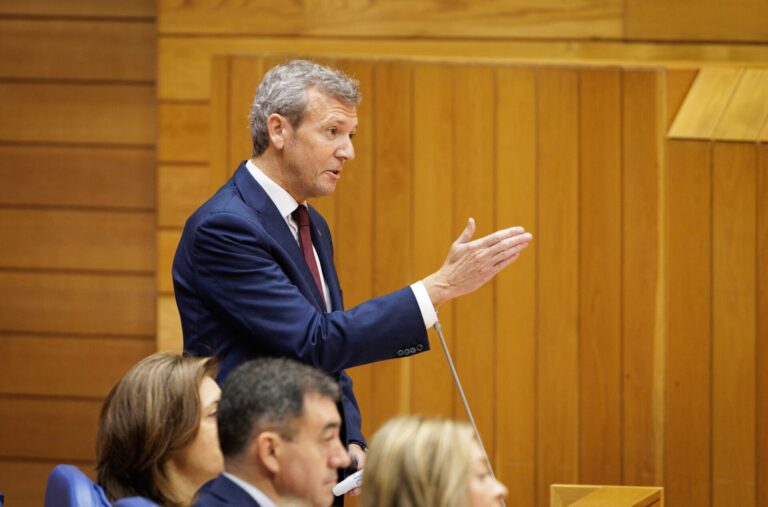Pleno.-Rueda carga contra «los puteríos» del PSOE y avisa a la oposición: «Forman parte de la orquesta del ‘Titanic'»