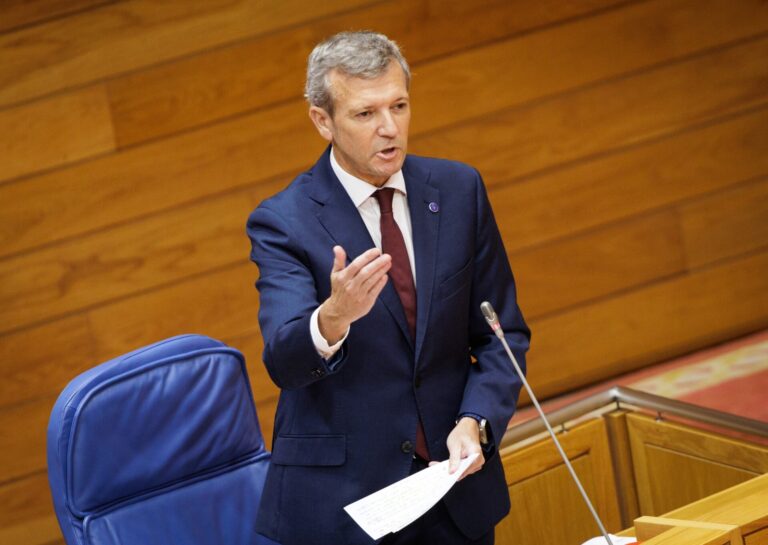 Pleno.-Pontón pide retirar la «censura» en centros de salud y colegios, y Rueda la llama «policía del buen pensamiento»