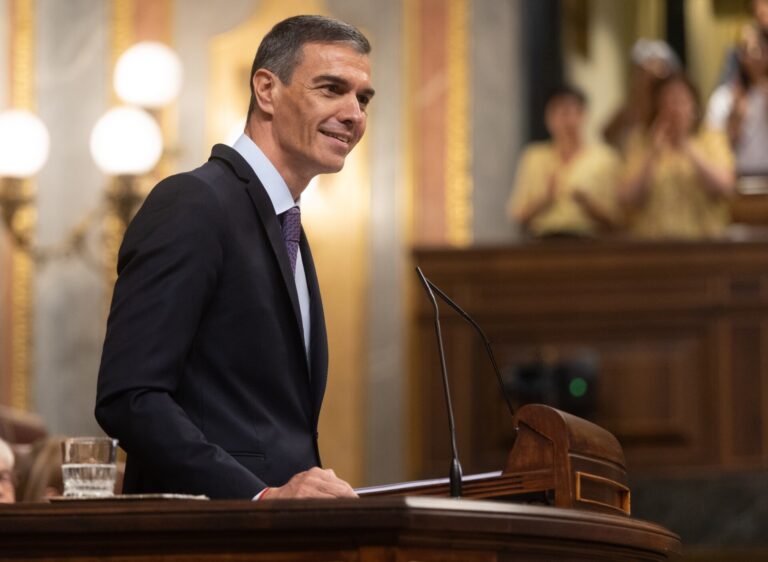 Sánchez echa en cara a Feijóo su relación con Marcial Dorado, financiación «irregular» del PPdeG y el caso Villares