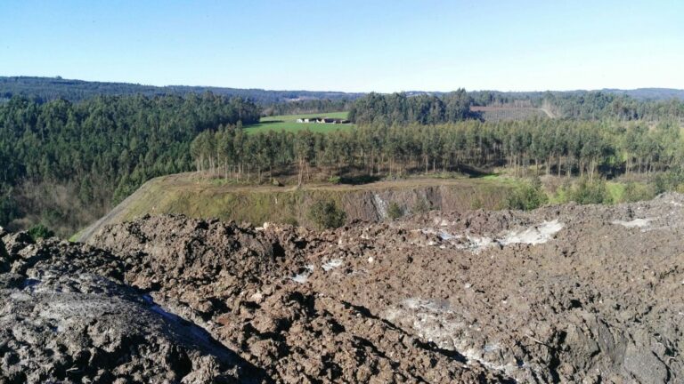 Ecologistas piden la disolución por «quiebra» de la empresa impulsora de la mina de Touro, que alega «solvencia»