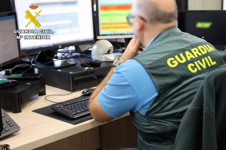 La Guardia Civil de A Coruña recupera 16.700 euros y bloquea otros 126.000 en fraudes de inversión y estafas de factura
