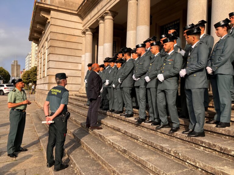 Losada recibe a los 30 guardias civiles en prácticas que se incorporan en la provincia de Pontevedra