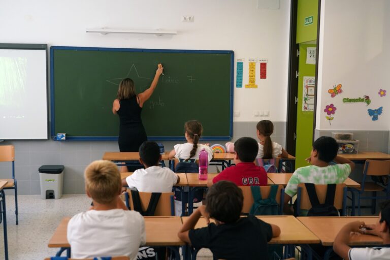 Una ‘app’ para llamar a profesores sustitutos, entre las medidas que evalúan Xunta y sindicatos para reducir burocracia