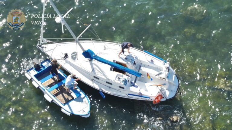 Rescatan un velero a la deriva en Vigo que quedó encallado entre unas rocas sin personas a bordo