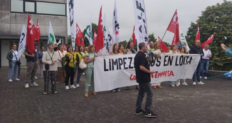 Limpiadores del CHUS protestan en Sanidade para pedir la rescisión del contrato a la concesionaria por «incumplimientos»