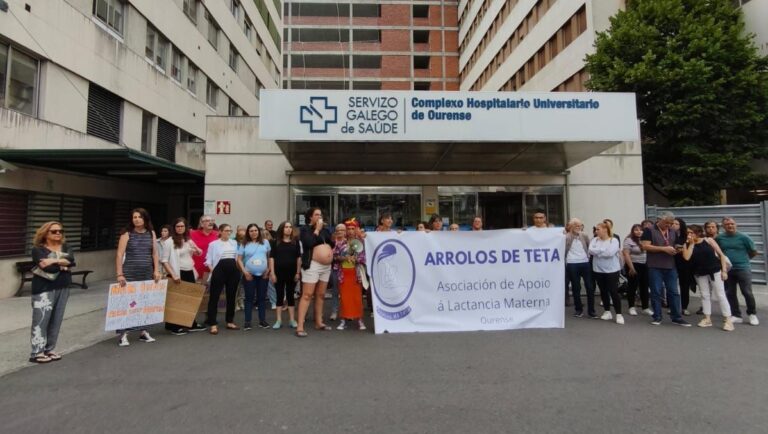 Concentración ante el Hospital de Ourense contra el traslado «deprisa y corriendo» del paritorio: «Tenemos miedo»