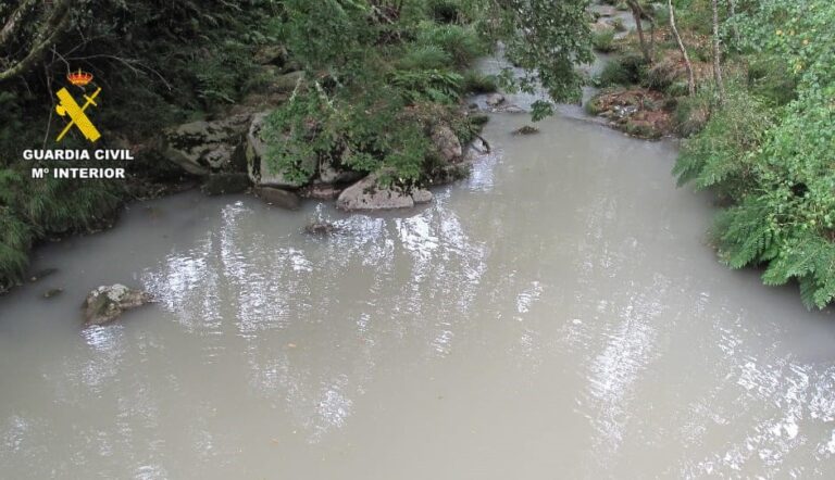 Investigan a una empresa minera por vertidos recurrentes al río Cerves, en Ourense