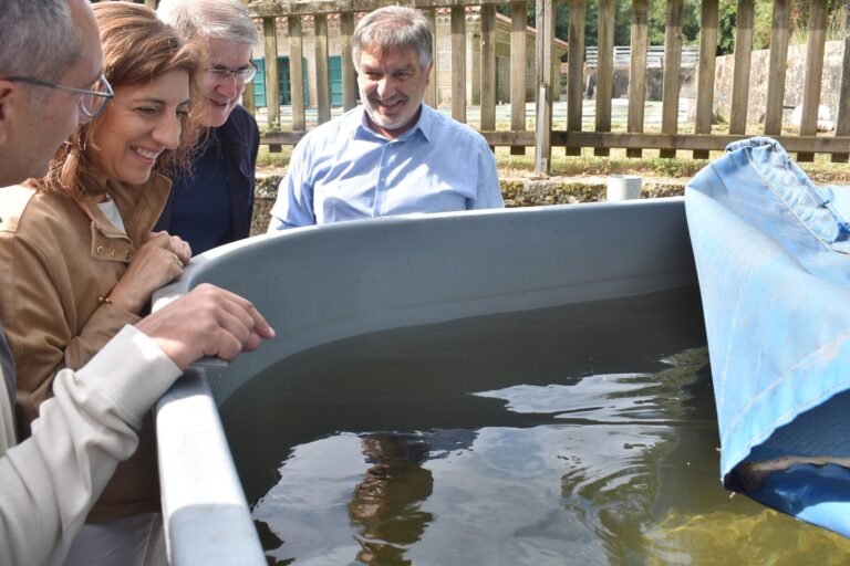 Ángeles Vázquez destaca el trabajo de «conservación y divulgación ambiental» de la piscifactoría de O Carballiño