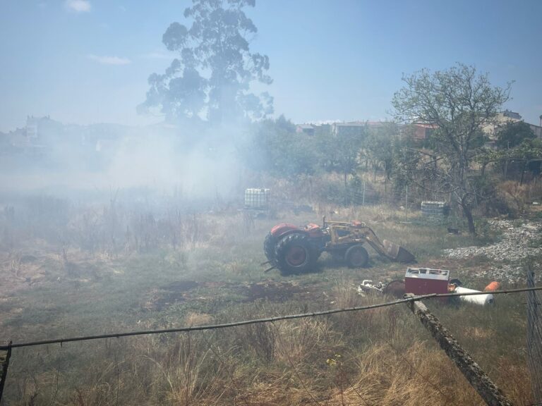 Un incendio en una finca obliga a desalojar una vivienda en Melide (A Coruña)